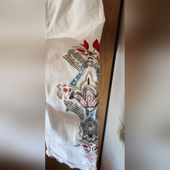 White Embroidered Jeans with Floral Design - Picture 3 of 5